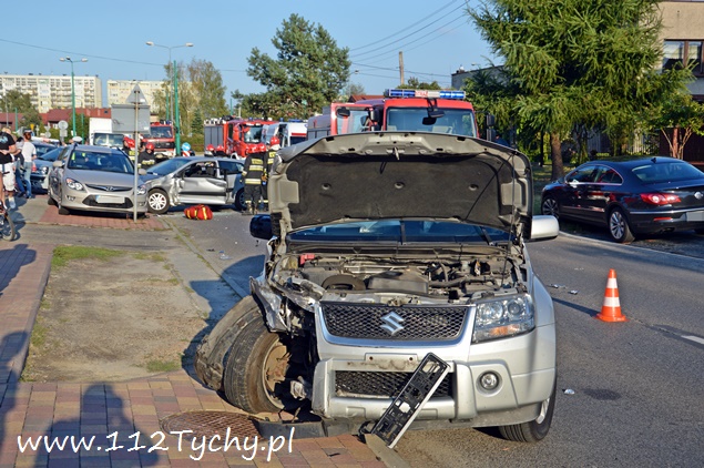 Trzy rozbite auta na ul. Harcerskiej Trzy rozbite auta na ul. Harcerskiej