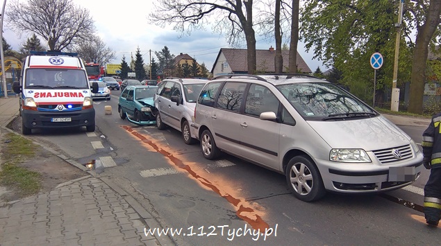 ZDERZENIE TRZECH OSOBÓWEK NA MIKOŁOWSKIEJ ZDERZENIE TRZECH OSOBÓWEK NA MIKOŁOWSKIEJ