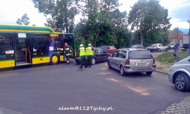 ZDERZENIE AUTOBUSU MIEJSKIEGO Z OSOBÓWKĄ NA MIKOŁOWSKIEJ ZDERZENIE AUTOBUSU MIEJSKIEGO Z OSOBÓWKĄ NA MIKOŁOWSKIEJ