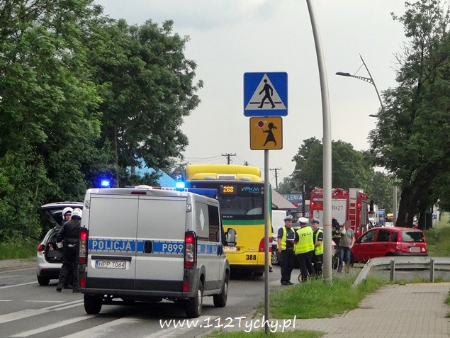 ZDERZENIE AUTOBUSU MIEJSKIEGO Z OSOBÓWKĄ NA MIKOŁOWSKIEJ ZDERZENIE AUTOBUSU MIEJSKIEGO Z OSOBÓWKĄ NA MIKOŁOWSKIEJ