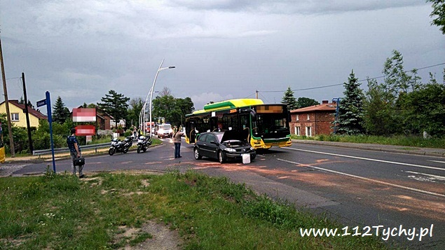 ZDERZENIE AUTOBUSU MIEJSKIEGO Z OSOBÓWKĄ NA MIKOŁOWSKIEJ ZDERZENIE AUTOBUSU MIEJSKIEGO Z OSOBÓWKĄ NA MIKOŁOWSKIEJ