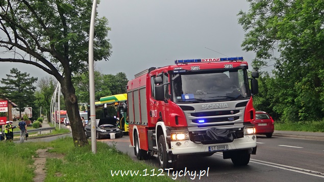 ZDERZENIE AUTOBUSU MIEJSKIEGO Z OSOBÓWKĄ NA MIKOŁOWSKIEJ ZDERZENIE AUTOBUSU MIEJSKIEGO Z OSOBÓWKĄ NA MIKOŁOWSKIEJ