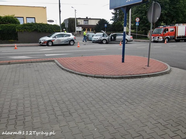 ZDERZENIE OSOBÓWEK W LĘDZINACH ZDERZENIE OSOBÓWEK W LĘDZINACH