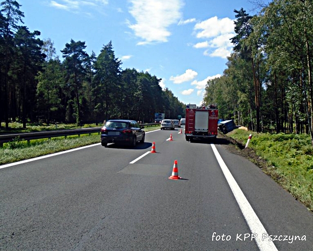 CIĘŻARÓWKA WJECHAŁA DO ROWU NA DK 1 W KOBIÓRZE CIĘŻARÓWKA WJECHAŁA DO ROWU NA DK 1 W KOBIÓRZE