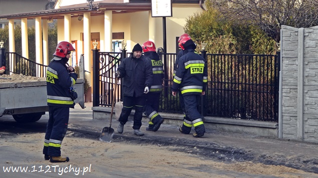 PLAMA OLEJU NA SKRZYŻOWANIU JEDNOŚCI Z TARGIELA PLAMA OLEJU NA SKRZYŻOWANIU JEDNOŚCI Z TARGIELA
