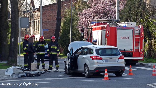 ZDERZENIE DWÓCH OSOBÓWEK NA SKRZYŻOWANIU DAMROTA Z ASNYKA ZDERZENIE DWÓCH OSOBÓWEK NA SKRZYŻOWANIU DAMROTA Z ASNYKA