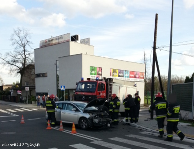 ZDERZENIE DWÓCH OSOBÓWEK NA SKRZYŻOWANIU DAMROTA Z ASNYKA ZDERZENIE DWÓCH OSOBÓWEK NA SKRZYŻOWANIU DAMROTA Z ASNYKA