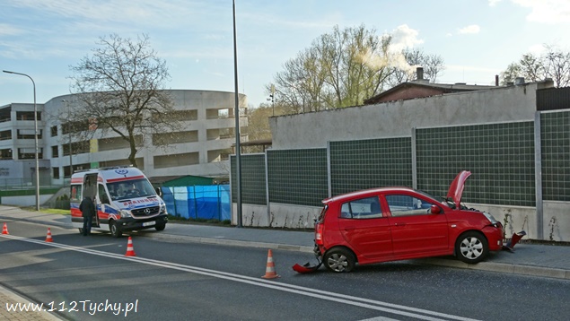 ZDERZENIE DWÓCH OSOBÓWEK NA SKRZYŻOWANIU DAMROTA Z ASNYKA ZDERZENIE DWÓCH OSOBÓWEK NA SKRZYŻOWANIU DAMROTA Z ASNYKA