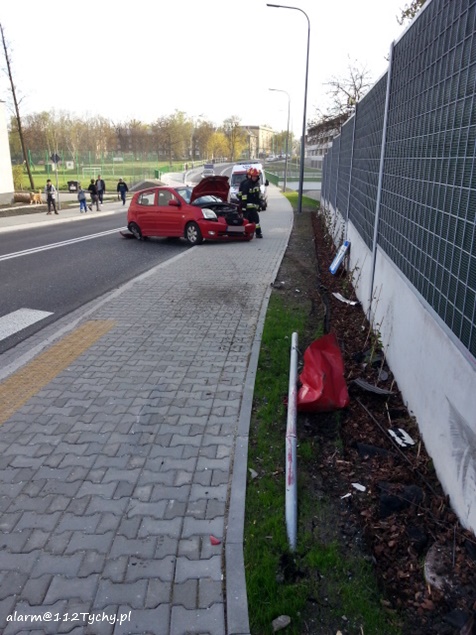 ZDERZENIE DWÓCH OSOBÓWEK NA SKRZYŻOWANIU DAMROTA Z ASNYKA ZDERZENIE DWÓCH OSOBÓWEK NA SKRZYŻOWANIU DAMROTA Z ASNYKA
