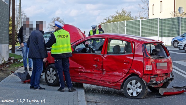 ZDERZENIE DWÓCH OSOBÓWEK NA SKRZYŻOWANIU DAMROTA Z ASNYKA ZDERZENIE DWÓCH OSOBÓWEK NA SKRZYŻOWANIU DAMROTA Z ASNYKA