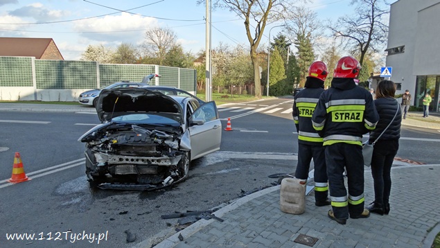 ZDERZENIE DWÓCH OSOBÓWEK NA SKRZYŻOWANIU DAMROTA Z ASNYKA ZDERZENIE DWÓCH OSOBÓWEK NA SKRZYŻOWANIU DAMROTA Z ASNYKA