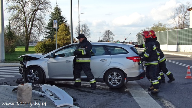 ZDERZENIE DWÓCH OSOBÓWEK NA SKRZYŻOWANIU DAMROTA Z ASNYKA ZDERZENIE DWÓCH OSOBÓWEK NA SKRZYŻOWANIU DAMROTA Z ASNYKA
