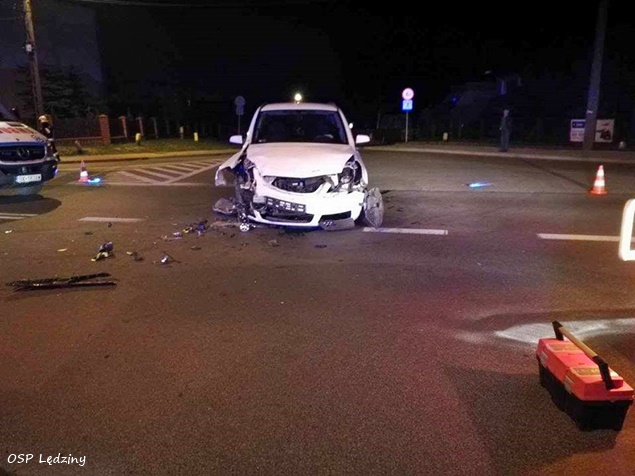 ZDERZENIE DWÓCH OPLI W LĘDZINACH ZDERZENIE DWÓCH OPLI W LĘDZINACH