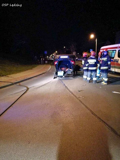 ZDERZENIE DWÓCH OPLI W LĘDZINACH ZDERZENIE DWÓCH OPLI W LĘDZINACH