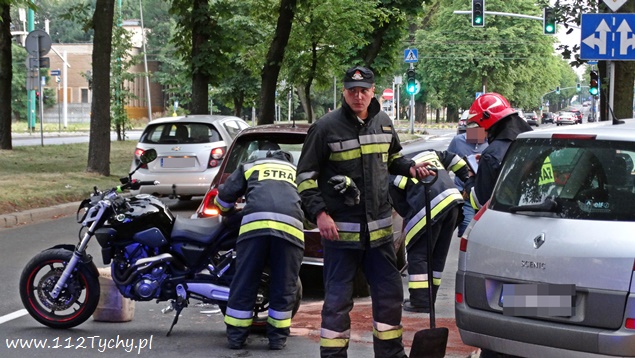 UDERZYŁ MOTOCYKLEM W FIATA I UCIEKŁ Z MIEJSCA ZDARZENIA UDERZYŁ MOTOCYKLEM W FIATA I UCIEKŁ Z MIEJSCA ZDARZENIA