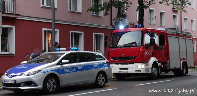 UDERZYŁ MOTOCYKLEM W FIATA I UCIEKŁ Z MIEJSCA ZDARZENIA UDERZYŁ MOTOCYKLEM W FIATA I UCIEKŁ Z MIEJSCA ZDARZENIA