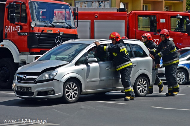 KOLIZJA OPLA Z BMW NA SKRZYŻOWANIU AL. BIELSKIEJ Z CYGANERII KOLIZJA OPLA Z BMW NA SKRZYŻOWANIU AL. BIELSKIEJ Z CYGANERII