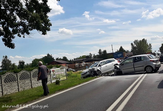 CZOŁOWE ZDERZENIE SAMOCHODÓW NA KATOWICKIEJ CZOŁOWE ZDERZENIE SAMOCHODÓW NA KATOWICKIEJ