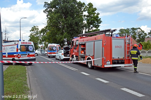 CZOŁOWE ZDERZENIE SAMOCHODÓW NA KATOWICKIEJ CZOŁOWE ZDERZENIE SAMOCHODÓW NA KATOWICKIEJ