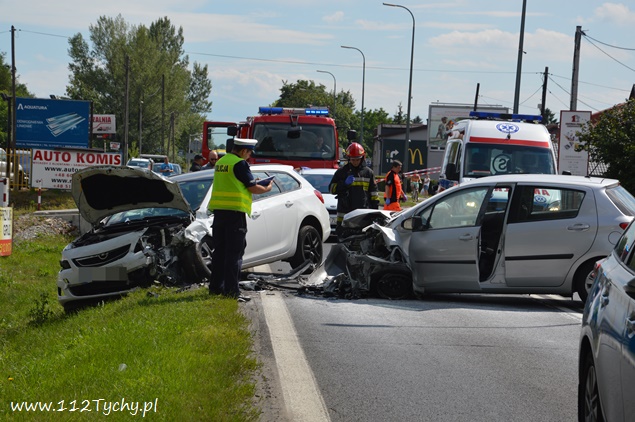 CZOŁOWE ZDERZENIE SAMOCHODÓW NA KATOWICKIEJ CZOŁOWE ZDERZENIE SAMOCHODÓW NA KATOWICKIEJ