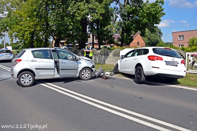 CZOŁOWE ZDERZENIE SAMOCHODÓW NA KATOWICKIEJ CZOŁOWE ZDERZENIE SAMOCHODÓW NA KATOWICKIEJ