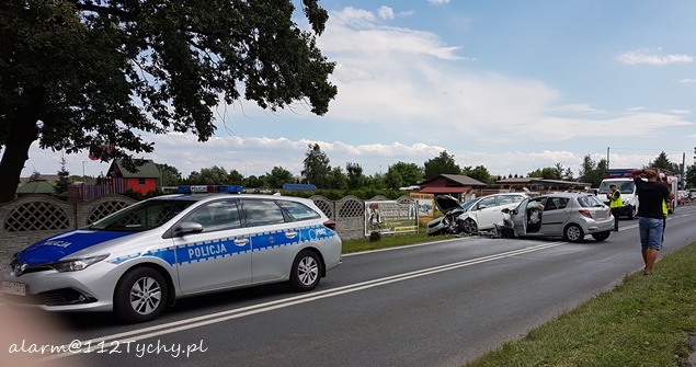 CZOŁOWE ZDERZENIE SAMOCHODÓW NA KATOWICKIEJ CZOŁOWE ZDERZENIE SAMOCHODÓW NA KATOWICKIEJ
