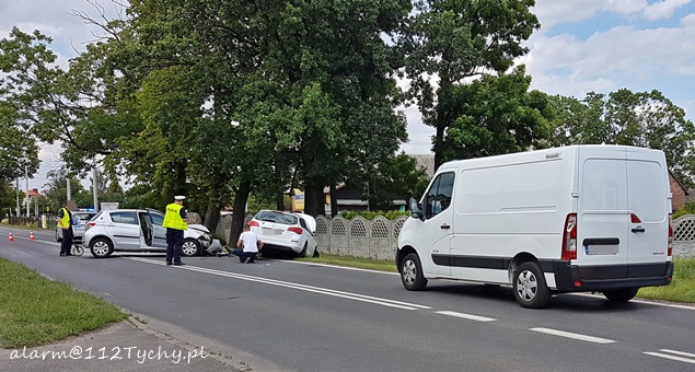 CZOŁOWE ZDERZENIE SAMOCHODÓW NA KATOWICKIEJ CZOŁOWE ZDERZENIE SAMOCHODÓW NA KATOWICKIEJ