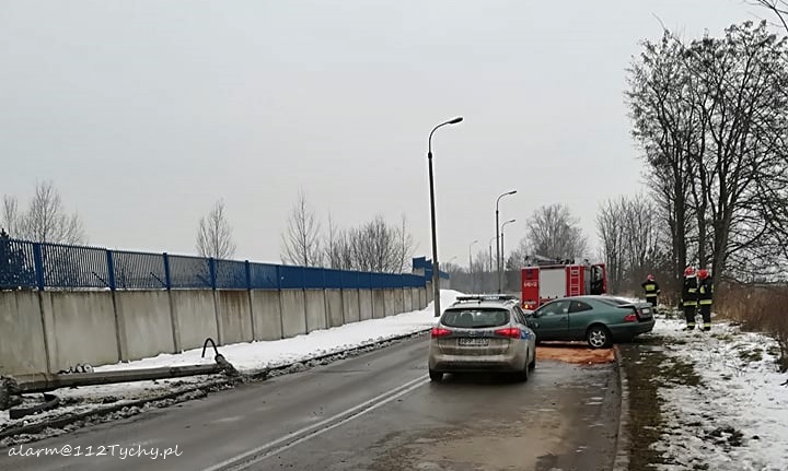 MERCEDESEM ŚCIĄŁ LATARNIE NA DRODZE WEWNĘTRZNEJ PRZY FCA MERCEDESEM ŚCIĄŁ LATARNIE NA DRODZE WEWNĘTRZNEJ PRZY FCA