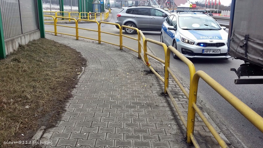 URWAŁ KOŁO UNIKAJĄC ZDERZENIA Z CIĘŻARÓWKĄ W MIKOŁOWIE URWAŁ KOŁO UNIKAJĄC ZDERZENIA Z CIĘŻARÓWKĄ W MIKOŁOWIE