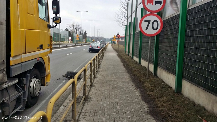 URWAŁ KOŁO UNIKAJĄC ZDERZENIA Z CIĘŻARÓWKĄ W MIKOŁOWIE URWAŁ KOŁO UNIKAJĄC ZDERZENIA Z CIĘŻARÓWKĄ W MIKOŁOWIE