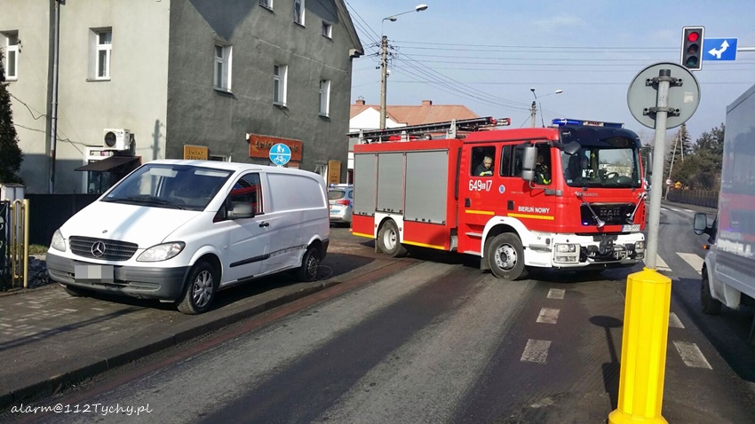 ZDERZENIE OSOBÓWKI Z DOSTAWCZAKIEM W BIERUNIU ZDERZENIE OSOBÓWKI Z DOSTAWCZAKIEM W BIERUNIU