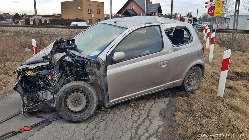 TOYOTĄ WJECHAŁ POD POCIĄG TOYOTĄ WJECHAŁ POD POCIĄG
