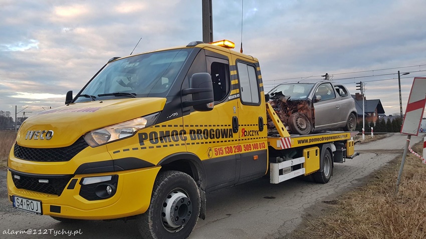 TOYOTĄ WJECHAŁ POD POCIĄG TOYOTĄ WJECHAŁ POD POCIĄG