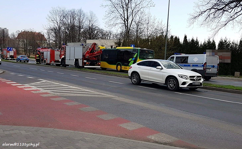 ZDERZENIE DWÓCH OSOBÓWEK I AUTOBUSU NA AL. BIELSKIEJ ZDERZENIE DWÓCH OSOBÓWEK I AUTOBUSU NA AL. BIELSKIEJ