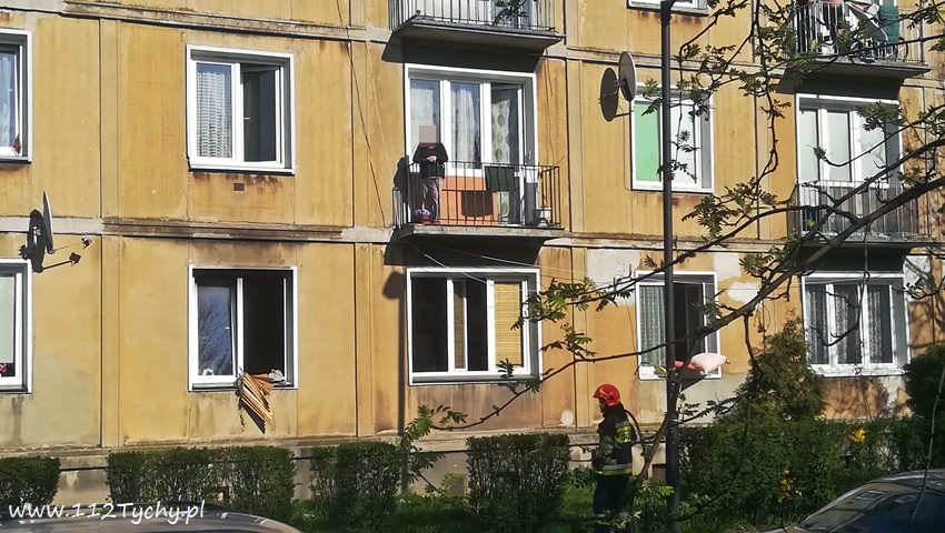 ZADYMIENIE W MIESZKANIU PRZY CZEREŚNIOWEJ ZADYMIENIE W MIESZKANIU PRZY CZEREŚNIOWEJ