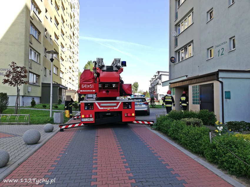 INTERWENCJA SŁUŻB RATUNKOWYCH NA ŻWAKOWSKIEJ INTERWENCJA SŁUŻB RATUNKOWYCH NA ŻWAKOWSKIEJ