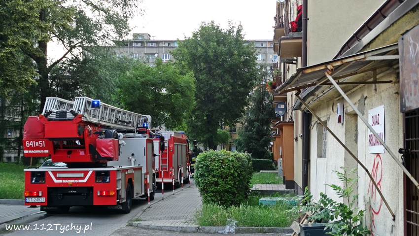 INTERWENCJA STRAŻY POŻARNEJ W BUDYNKU WIELORODZINNYM PRZY NIEPODLEGŁOŚCI INTERWENCJA STRAŻY POŻARNEJ W BUDYNKU WIELORODZINNYM PRZY NIEPODLEGŁOŚCI