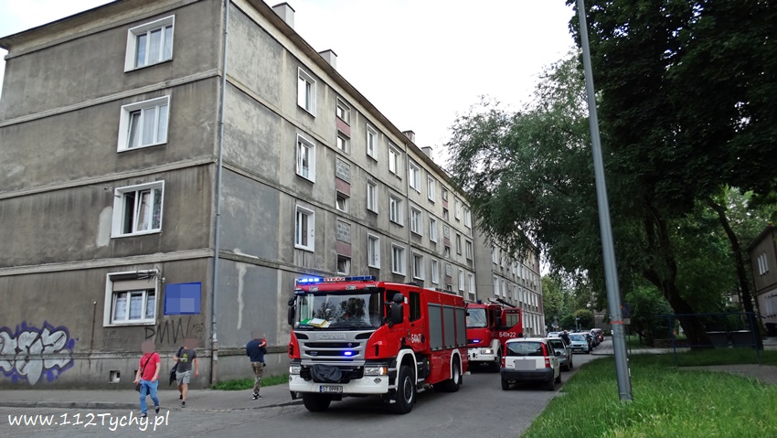 INTERWENCJA STRAŻY POŻARNEJ W BUDYNKU WIELORODZINNYM PRZY NIEPODLEGŁOŚCI INTERWENCJA STRAŻY POŻARNEJ W BUDYNKU WIELORODZINNYM PRZY NIEPODLEGŁOŚCI