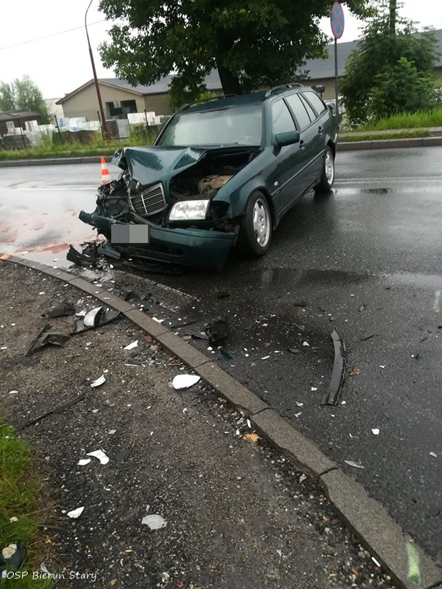 ZDERZENIE OSOBÓWEK NA WARSZAWSKIEJ W BIERUNIU ZDERZENIE OSOBÓWEK NA WARSZAWSKIEJ W BIERUNIU