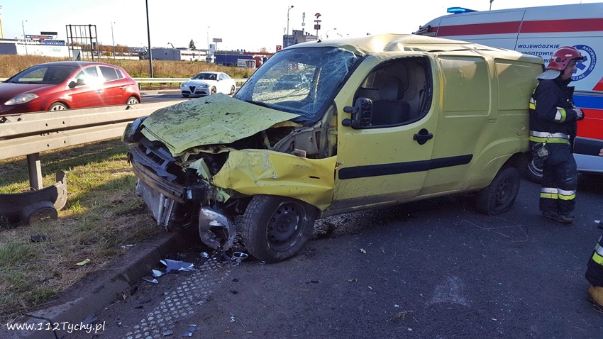 ZDERZENIE DWÓCH OSOBÓWEK NA TRASIE DK1 ZDERZENIE DWÓCH OSOBÓWEK NA TRASIE DK1