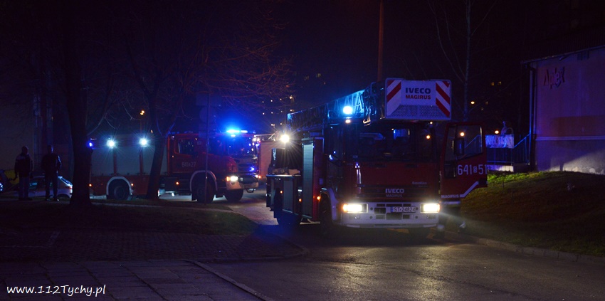 INTERWENCJA PLUTONU GAŚNICZEGO JRG TYCHY W BUDYNKU WIELORODZINNYM PRZY AL. JANA PAWŁA II INTERWENCJA PLUTONU GAŚNICZEGO JRG TYCHY W BUDYNKU WIELORODZINNYM PRZY AL. JANA PAWŁA II