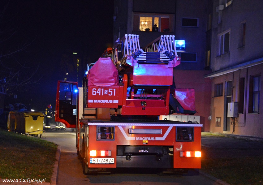 INTERWENCJA PLUTONU GAŚNICZEGO JRG TYCHY W BUDYNKU WIELORODZINNYM PRZY AL. JANA PAWŁA II INTERWENCJA PLUTONU GAŚNICZEGO JRG TYCHY W BUDYNKU WIELORODZINNYM PRZY AL. JANA PAWŁA II
