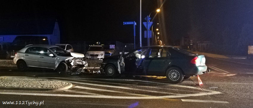 CZOŁOWE ZDERZENIE DWÓCH OSOBÓWEK NA KATOWICKIEJ CZOŁOWE ZDERZENIE DWÓCH OSOBÓWEK NA KATOWICKIEJ