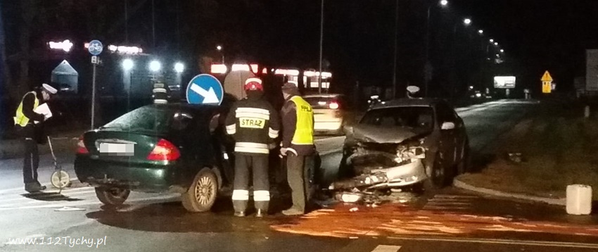 CZOŁOWE ZDERZENIE DWÓCH OSOBÓWEK NA KATOWICKIEJ CZOŁOWE ZDERZENIE DWÓCH OSOBÓWEK NA KATOWICKIEJ