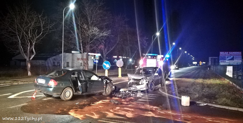 CZOŁOWE ZDERZENIE DWÓCH OSOBÓWEK NA KATOWICKIEJ CZOŁOWE ZDERZENIE DWÓCH OSOBÓWEK NA KATOWICKIEJ