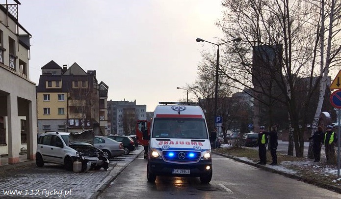 OSOBÓWKĄ UDERZYŁA W BETONOWĄ LATARNIĘ NA MYŚLIWSKIEJ OSOBÓWKĄ UDERZYŁA W BETONOWĄ LATARNIĘ NA MYŚLIWSKIEJ