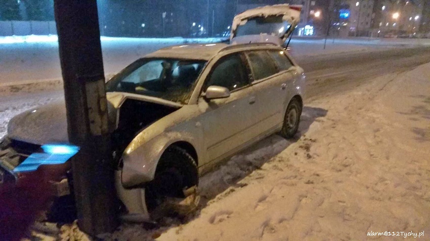 AUDI UDERZYŁO W LATARNIĘ ULICZNĄ NA SIKORSKIEGO AUDI UDERZYŁO W LATARNIĘ ULICZNĄ NA SIKORSKIEGO