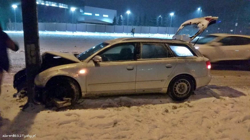 AUDI UDERZYŁO W LATARNIĘ ULICZNĄ NA SIKORSKIEGO AUDI UDERZYŁO W LATARNIĘ ULICZNĄ NA SIKORSKIEGO