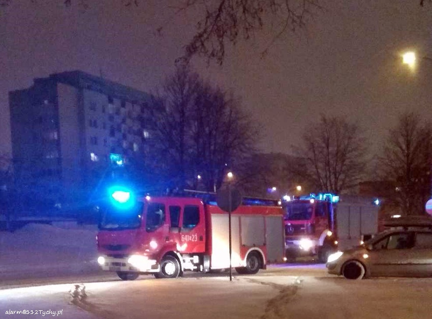 AUDI UDERZYŁO W LATARNIĘ ULICZNĄ NA SIKORSKIEGO AUDI UDERZYŁO W LATARNIĘ ULICZNĄ NA SIKORSKIEGO