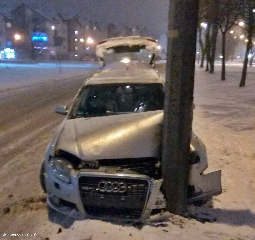 AUDI UDERZYŁO W LATARNIĘ ULICZNĄ NA SIKORSKIEGO AUDI UDERZYŁO W LATARNIĘ ULICZNĄ NA SIKORSKIEGO